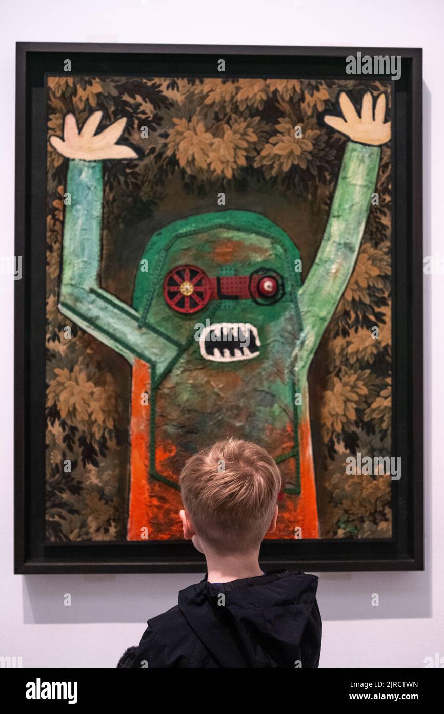 Junge, der sich Kunstwerke in der Tate Modern Gallery london ansieht Stockfoto
