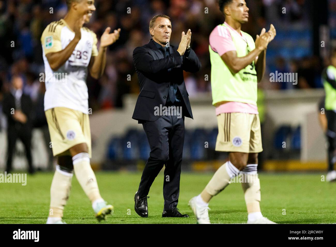 Manchester, Großbritannien. 23. August 2022. Leicester City Manager Brendan Rodgers applaudiert den Auswärtsspannen, nachdem er am 23. 2022. August in Manchester, England, das Spiel der zweiten Runde des Carabao Cup zwischen Stockport County und Leicester City im Edgeeley Park gewonnen hat. (Foto von Daniel Chesterton/phcimages.com) Quelle: PHC Images/Alamy Live News Stockfoto