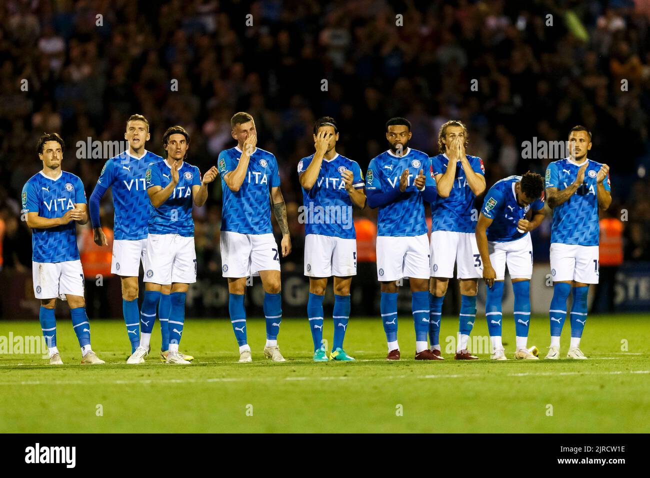 Manchester, Großbritannien. 23. August 2022. Stockport County sieht niedergeschlagen aus, nachdem es am 23. 2022. August in Manchester, England, das Spiel der zweiten Runde des Carabao Cup zwischen Stockport County und Leicester City im Edgelej Park verloren hat. (Foto von Daniel Chesterton/phcimages.com) Quelle: PHC Images/Alamy Live News Stockfoto