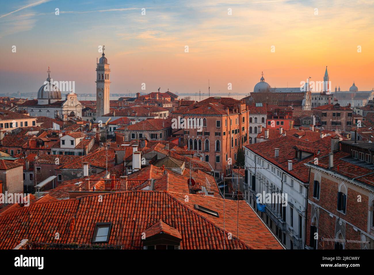 Venedig; Italien Skyline auf dem Dach in Richtung San Giorgio dei Greci und seinem schiefen Glockenturm. Stockfoto