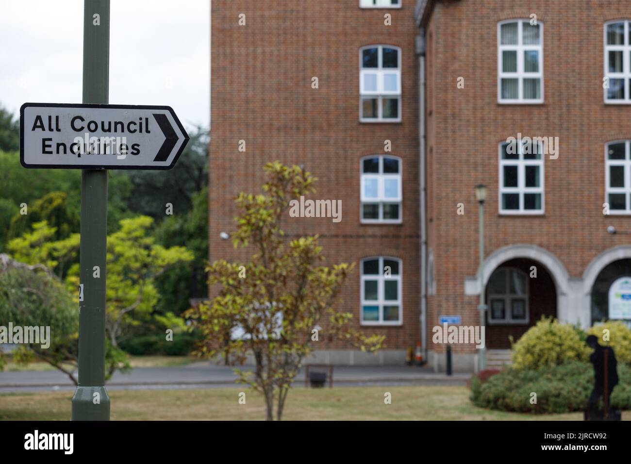 schild vor dem Gemeinderatsgebäude für den Spelthorne Borough Council, das den Weg für Ratsuntersuchungen bei Knowle Green, Staines upon Thames, weist Stockfoto