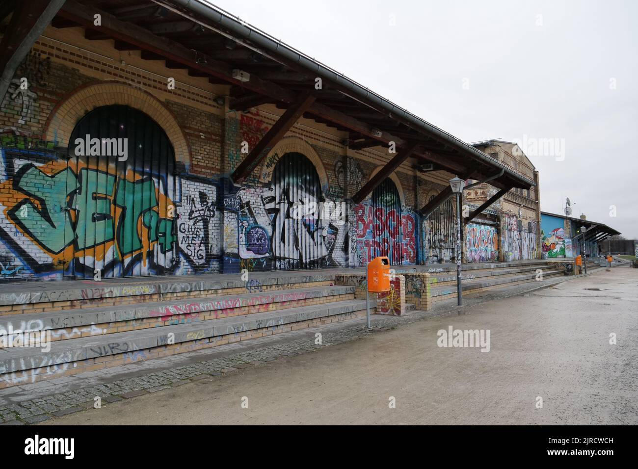 Ein alter Bahnhof mit Graffiti an den Wänden im Goerlitzer Park in Berlin Stockfoto