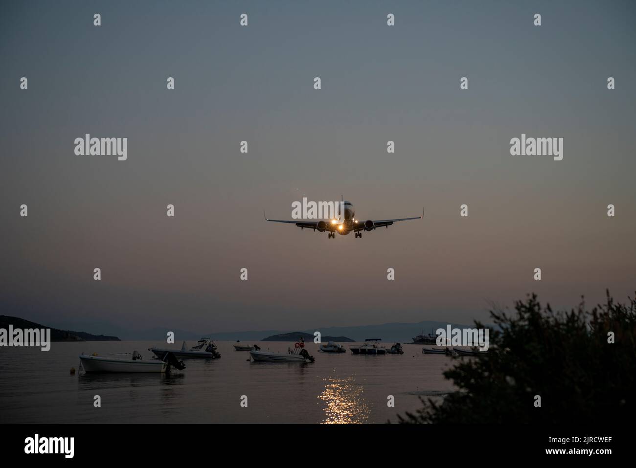 SKIATHOS, GRIECHENLAND - 08-22-2022 - Flughafen Skiathos mit Flugzeugen Stockfoto