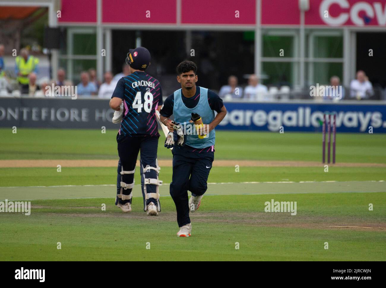 Middlesex 12. Mann Ishaan Kaushal läuft vom Middlesex auf dem Hove County Boden Stockfoto