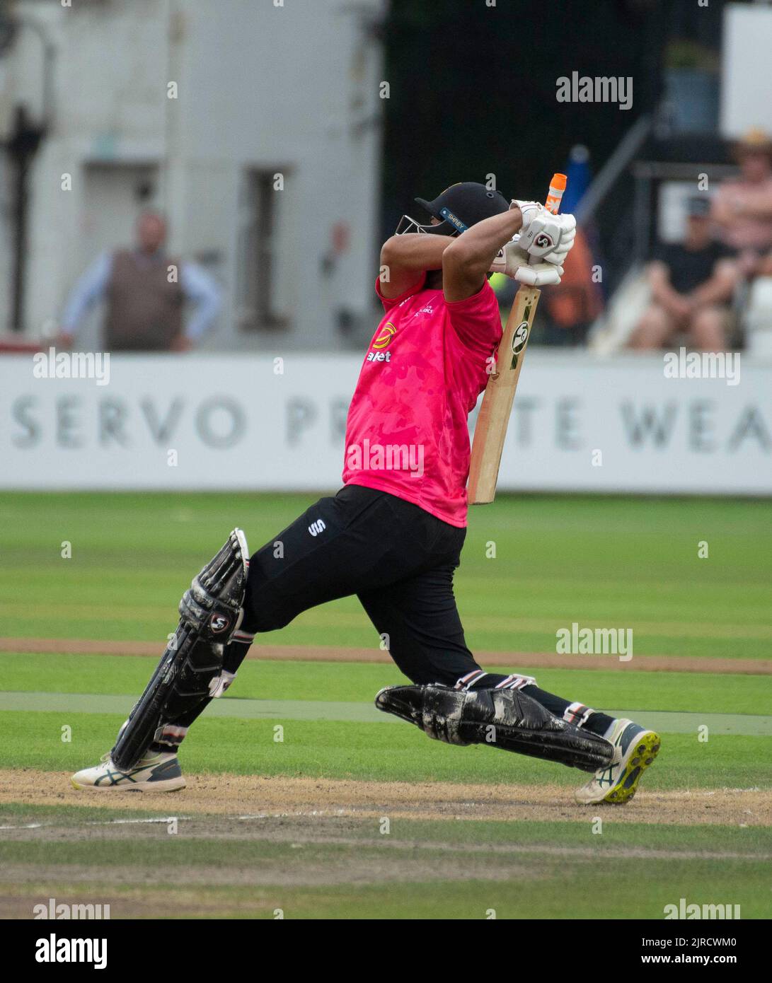 Cheteshwar Pujara trifft in Hove 100 gegen Middlesex in einem 50-Überspiel. Stockfoto