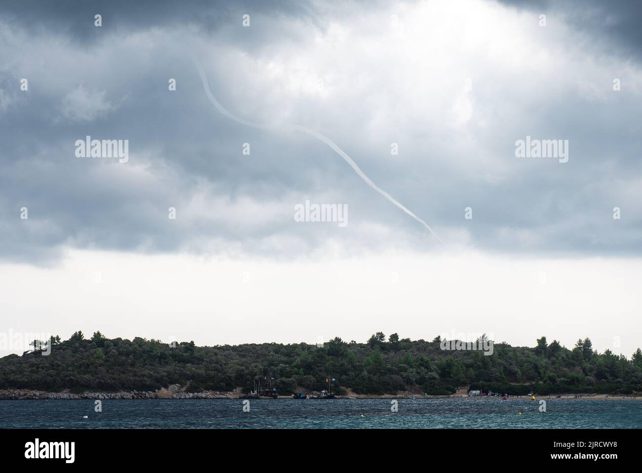 Wasserspeier-Taifun über Calkidiki in griechenland. Dunkle stürmische Wolken. Stockfoto