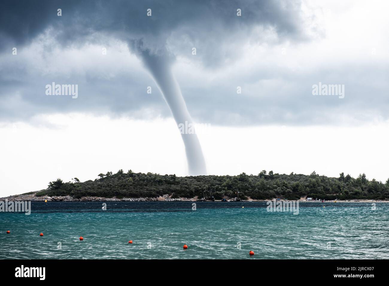 Wasserspeier-Taifun über Calkidiki in griechenland. Dunkle stürmische Wolken. Stockfoto