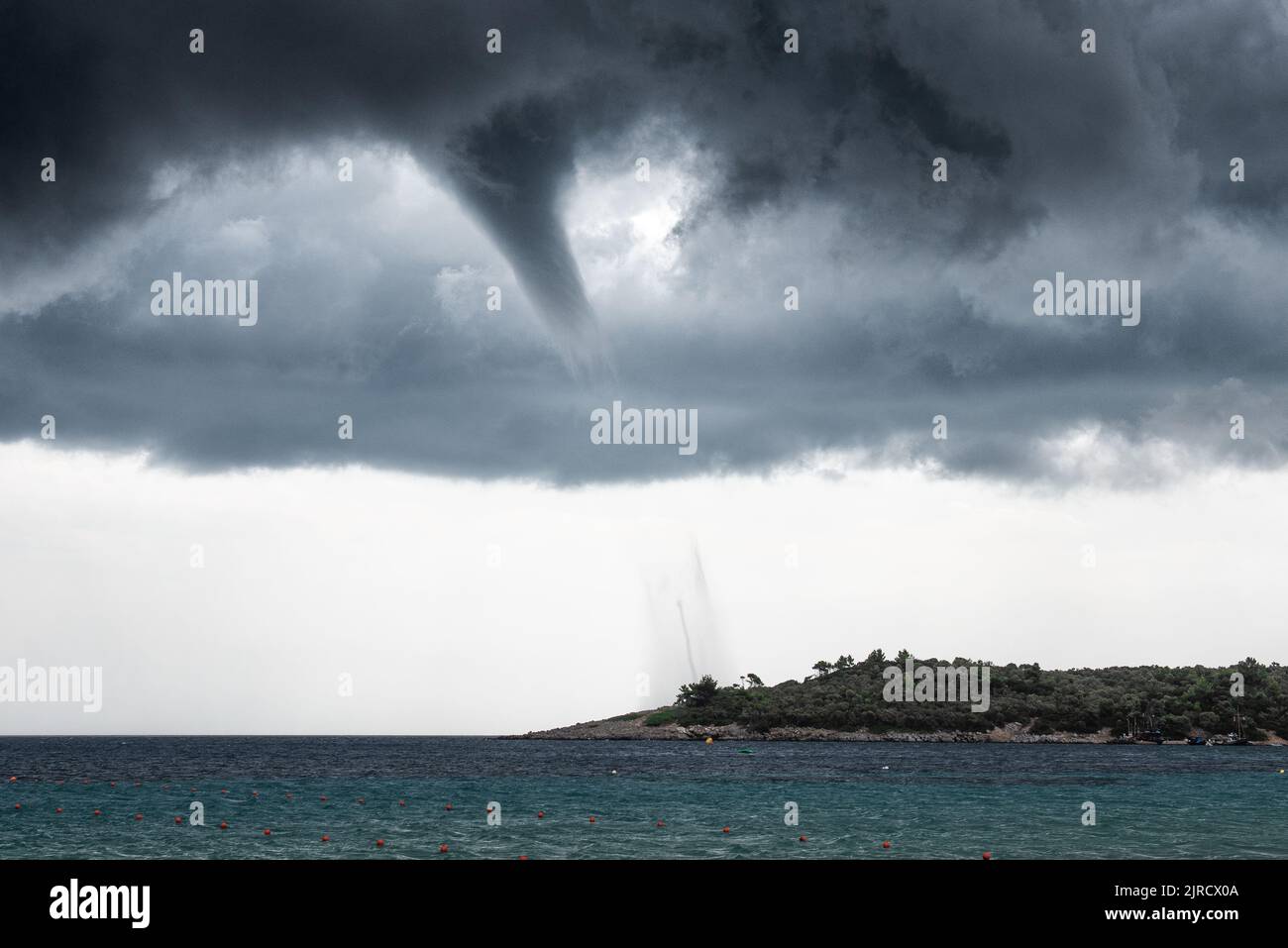 Wasserspeier-Taifun über Calkidiki in griechenland. Dunkle stürmische Wolken. Stockfoto