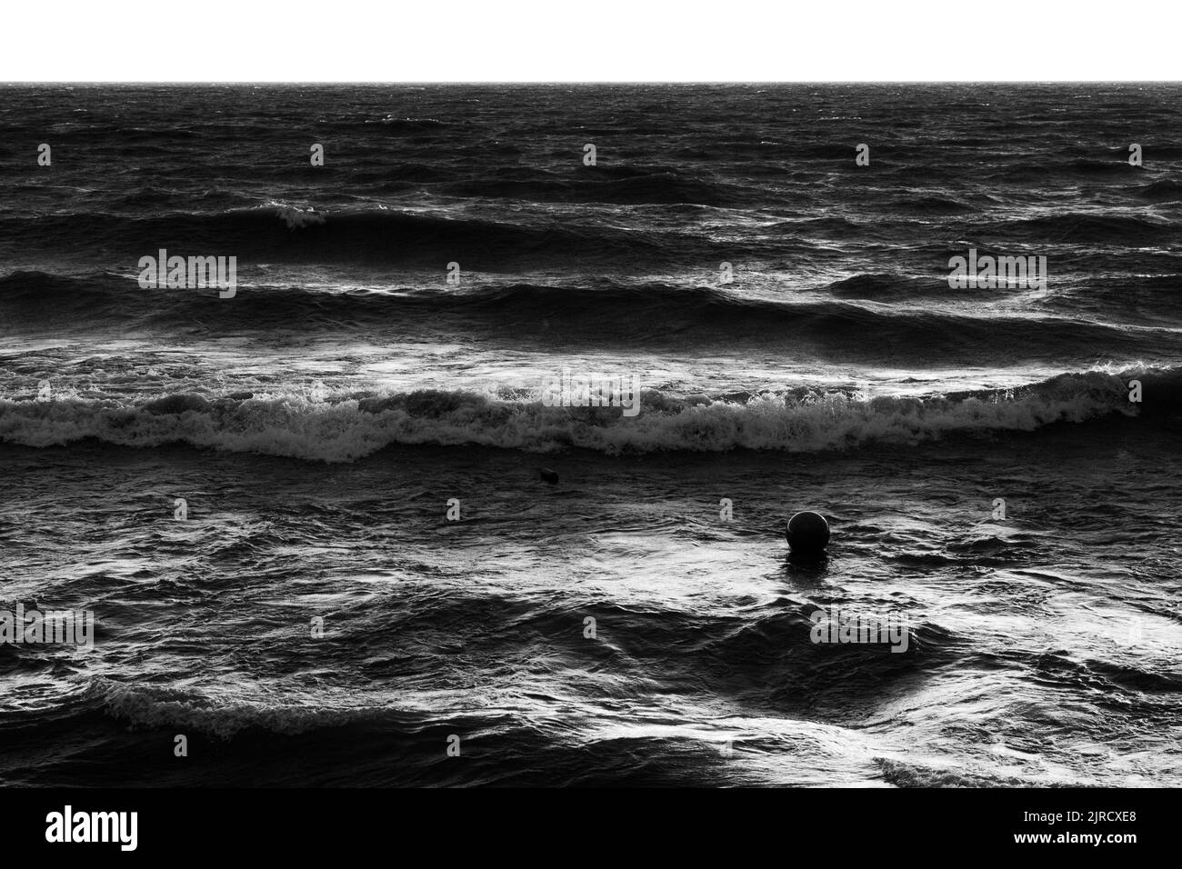 Eine Graustufenaufnahme von wunderschönen Meereswellen - ideal für Hintergründe Stockfoto
