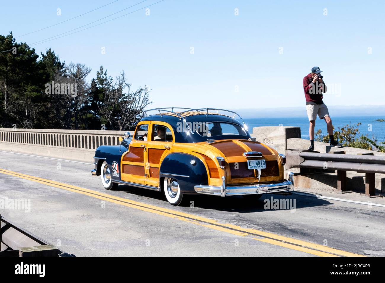 Ford Woody Sedan auf der Pebble Beach Tour auf HWY1 Carmel California 2022 Stockfoto