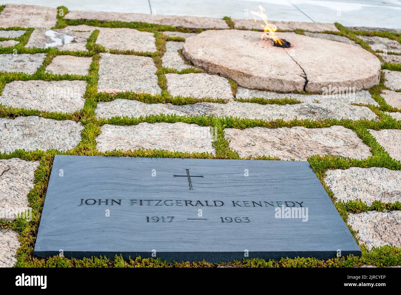 Das Grab von John Fitzgerald Kennedy auf dem Arlington National Cemetery gegenüber dem Potomac River von Washington, D.C. Stockfoto