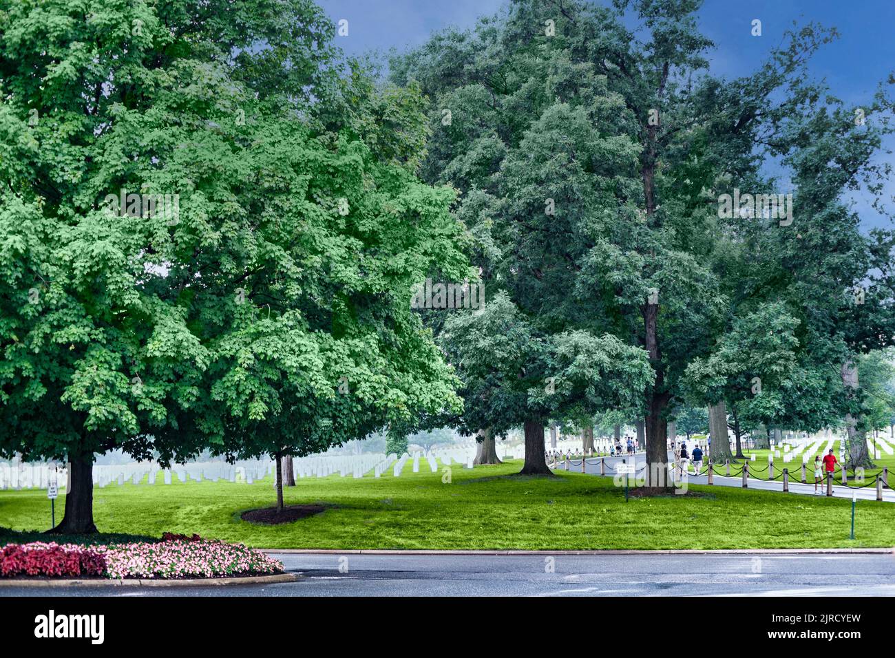 Grabstätten erstrecken sich vom Arlington National Cemetery Visitor Center über den Potomac River von Washington, D.C. aus Stockfoto