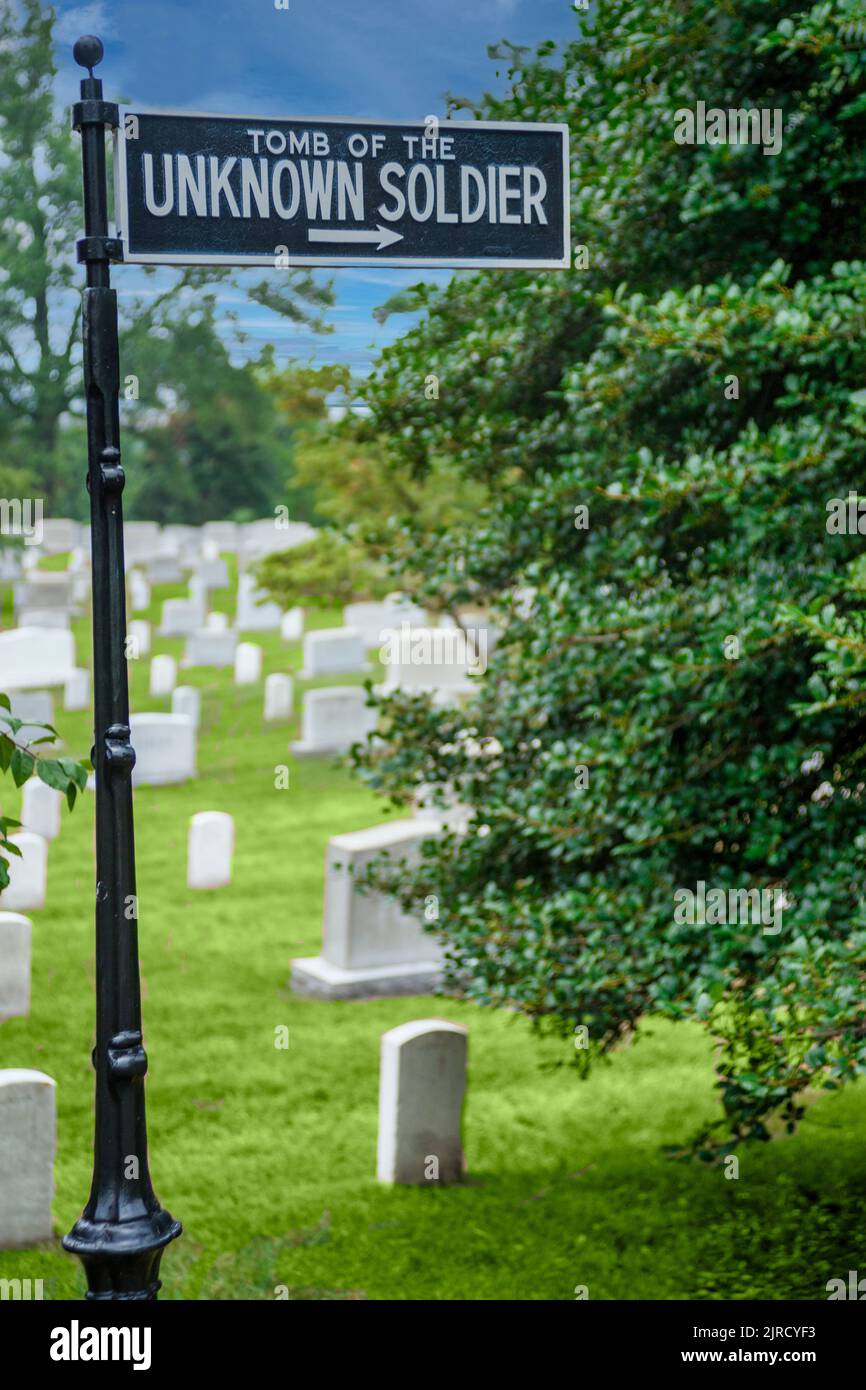 Ein Metallschild weist auf das Grab des unbekannten Soldaten im Arlington National Cemetery, Virginia, hin. Stockfoto