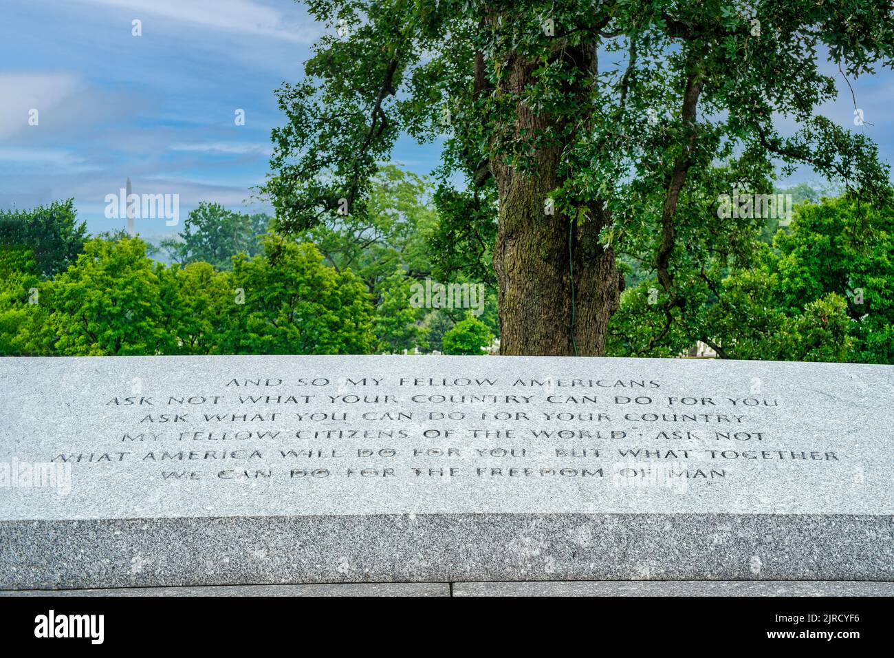Ein Zitat von Präsident Kennedy an der Wand des granitplatzes auf dem Kennedy-Grab im Arlington National Cemetery, Virginia. Stockfoto