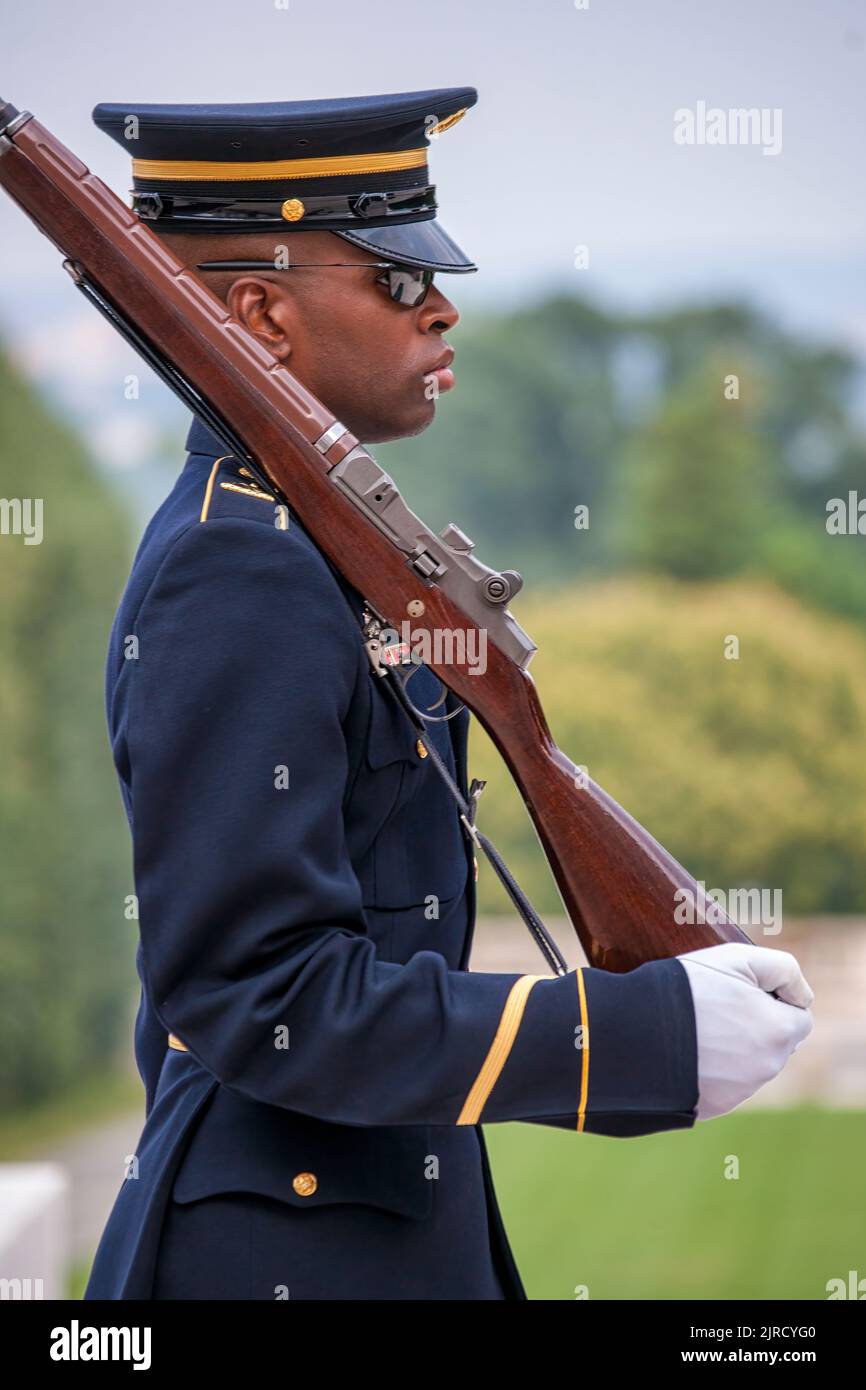 Eine Ehrenwache marschiert vor dem Grab des unbekannten Soldaten auf dem Nationalfriedhof von Arlington, Virginia. Stockfoto