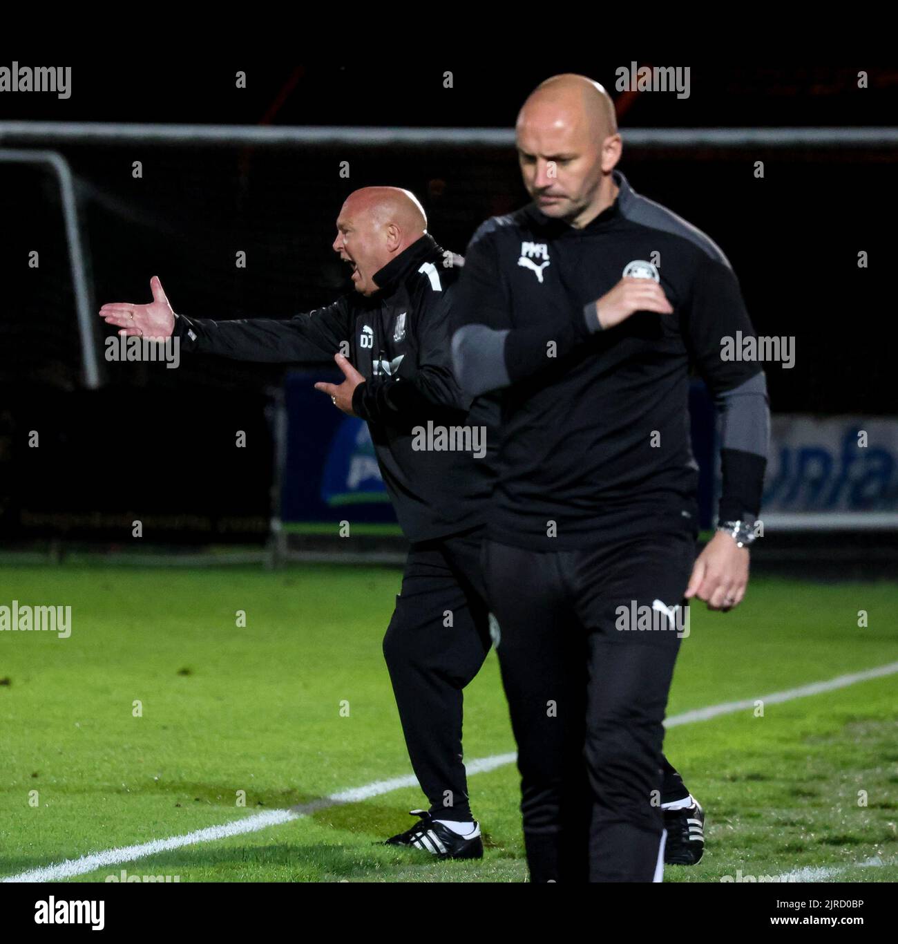 Ballymena Showgrounds, Ballymena, County Antrim, Nordirland, Großbritannien. 23 August 2022. Danske Bank Premiership – Ballymena United / Cliftonville (rot). Action vom heutigen Spiel auf den Showgrounds. Gegnerische Manager - David Jeffrey Ballymena (Hintergrund) und Paddy McLaughlin (Vordergrund). Kredit: CAZIMB/Alamy Live Nachrichten. Stockfoto