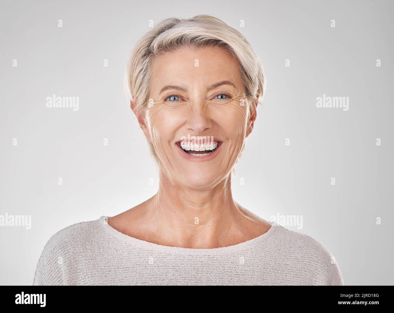 Ältere Frau mit Lächeln für Zahngesundheit, Schönheitspflege und zufriedene Gesicht gegen Studio-Mockup Hintergrund. Portrait von glücklichen Modell mit gesunden Stockfoto