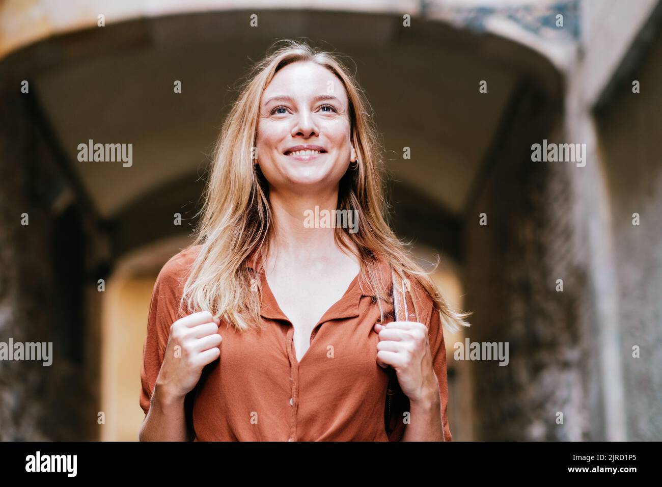 Attraktive blonde weibliche Touristen zu Fuß barcelona Altstadt mit ihrem Rucksack. Sie lächelt Stockfoto