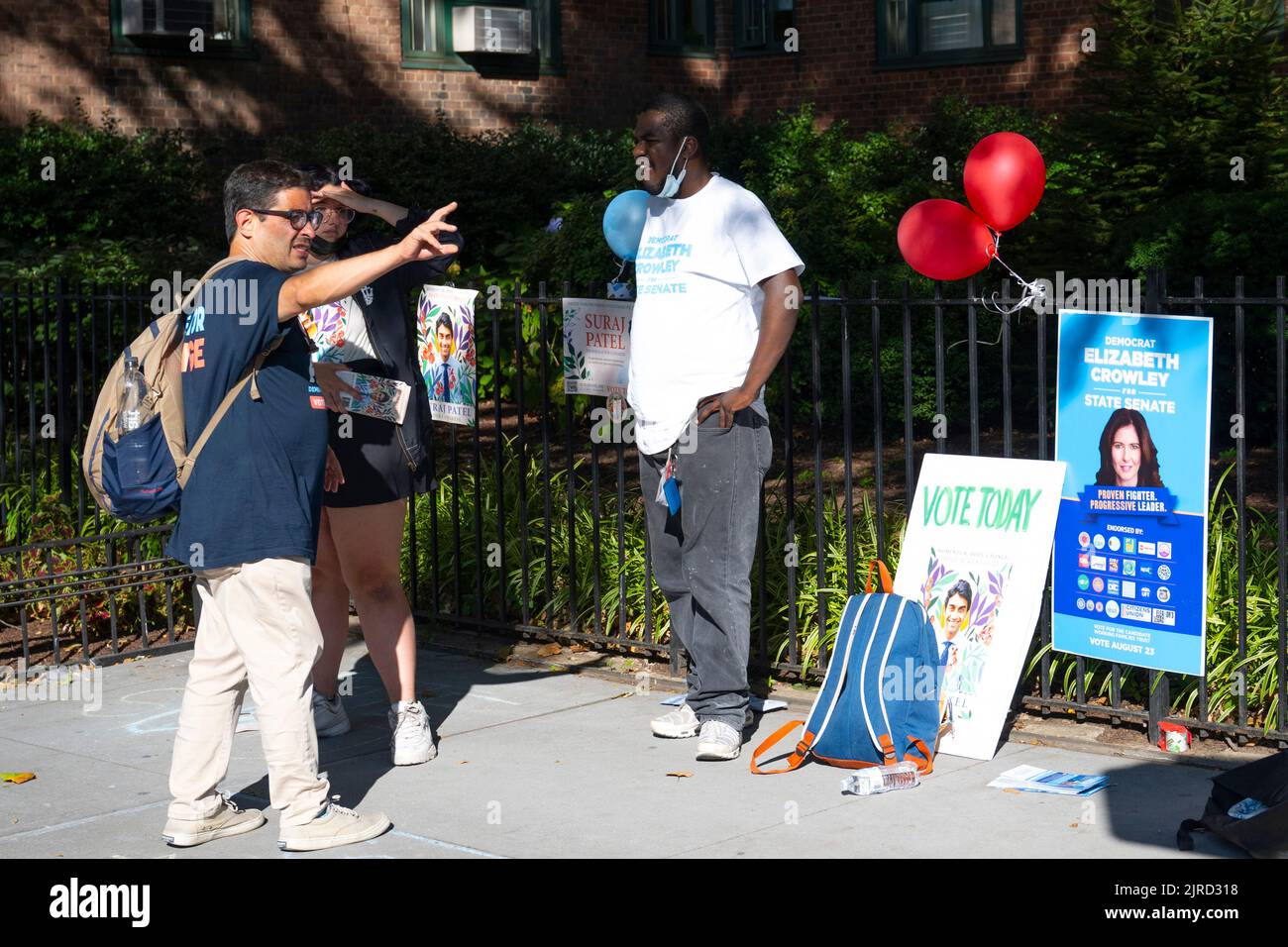 New York, New York, USA. 23. August 2022. 23. August 2022: Wahlkampfhelfer für NY-10 U.S. House Hopeful Suraj Patel und NY Senate District 59 Hopeful Elizabeth Crowley verhandeln über Rasen, während sie auf der 1. Avenue außerhalb der Stadt Stuyvesant nach ihren Kandidaten tracken. Kredit: ZUMA Press, Inc./Alamy Live Nachrichten Stockfoto