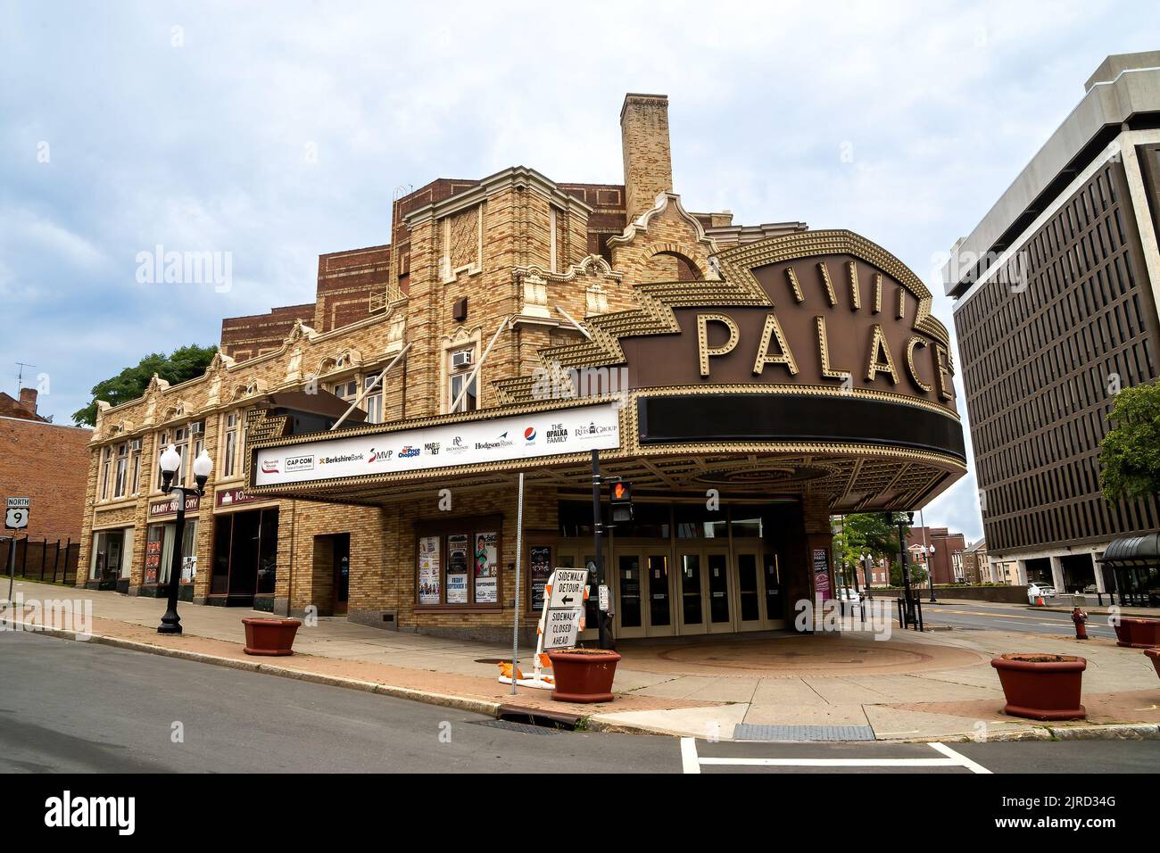 Albany, NY - USA - 5. Aug 2022 Dreiviertelansicht des Palace Theatre, einem Veranstaltungsort in der Innenstadt von Albany. Das Palace Theatre war ursprünglich Stockfoto