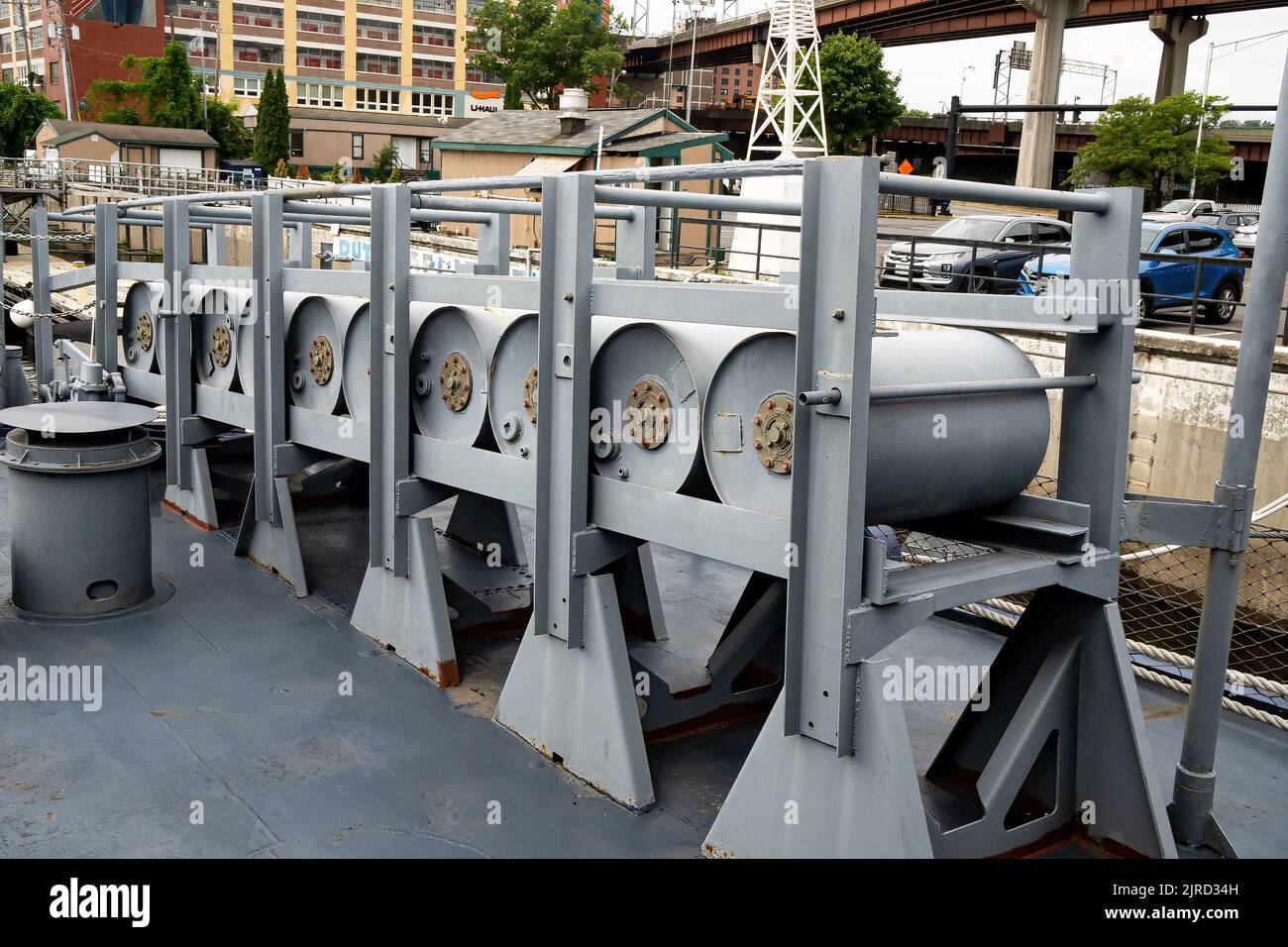 Albany, NY - USA - 5. Aug 2022 Blick auf die Ladebalken in der Hecktiefe, die primäre U-Boot-Waffe aus der Vorkriegszeit, die von der historischen USS Slater (DE Stockfoto