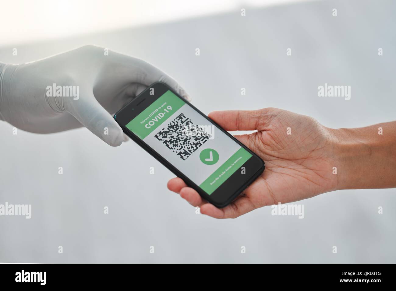 Covid, qr-Code und Impfpass bei der Flughafenlogistik für App-Datenbank mit Digital Signage bei der Reisesicherheit. Einwanderung und Gesundheitsschutz Stockfoto