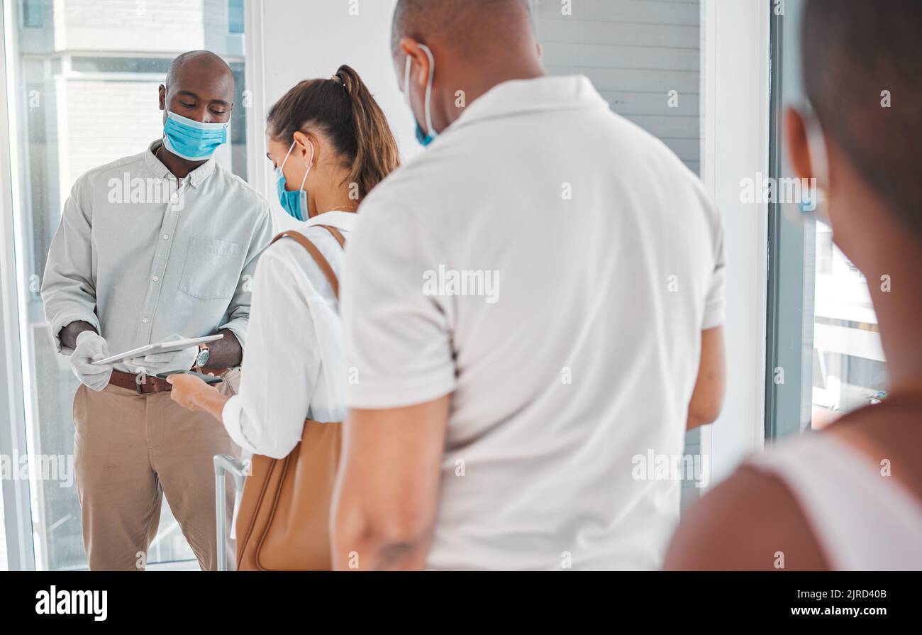 Covid, digitaler Reisepass und Reisen beim Einchecken am Flughafen, um während einer Pandemie mit Gesichtsmasken zu reisen. Reisende oder Mitarbeiter in der Schlange, um zu zeigen Stockfoto