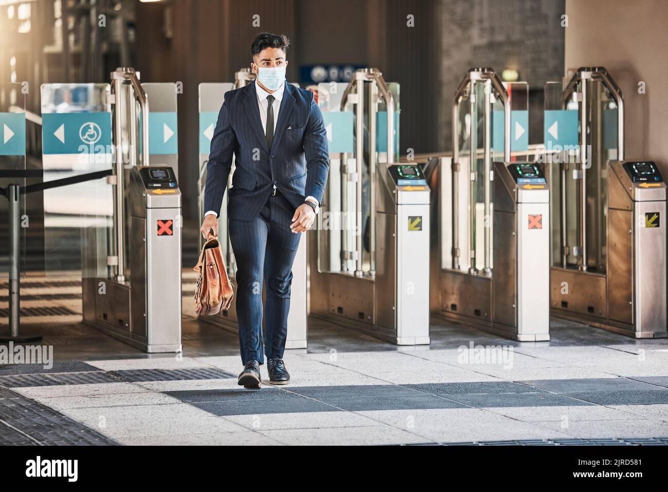 Reise-Geschäftsmann während der Ankunft in der Stadt am Bus, Zug oder Flughafen-Terminal. Unternehmer, Mitarbeiter oder Arbeiter mit Koffer Stockfoto