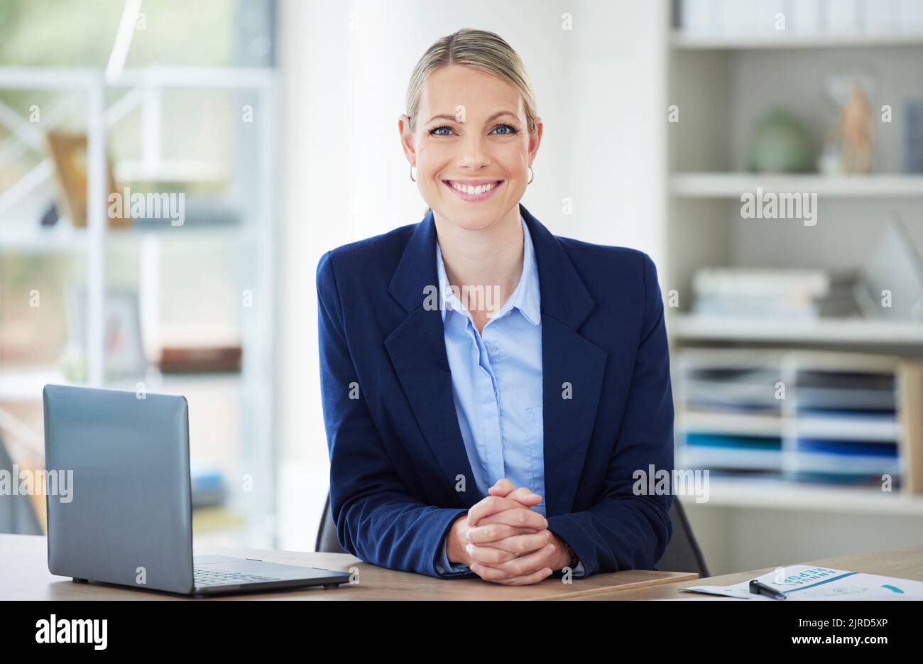Lächeln, glückliche und stolze Geschäftsfrau, Unternehmerin und Führungskraft, die in einem Unternehmensbüro arbeitet. Porträt eines Account Executive, HR-Managers und Stockfoto