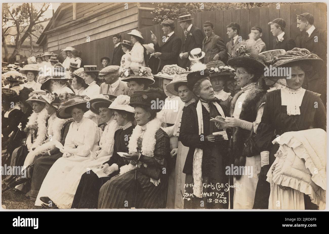 Am Girls College Sports, um 1910, Wellington, von Zak (Joseph Zachariah). Stockfoto