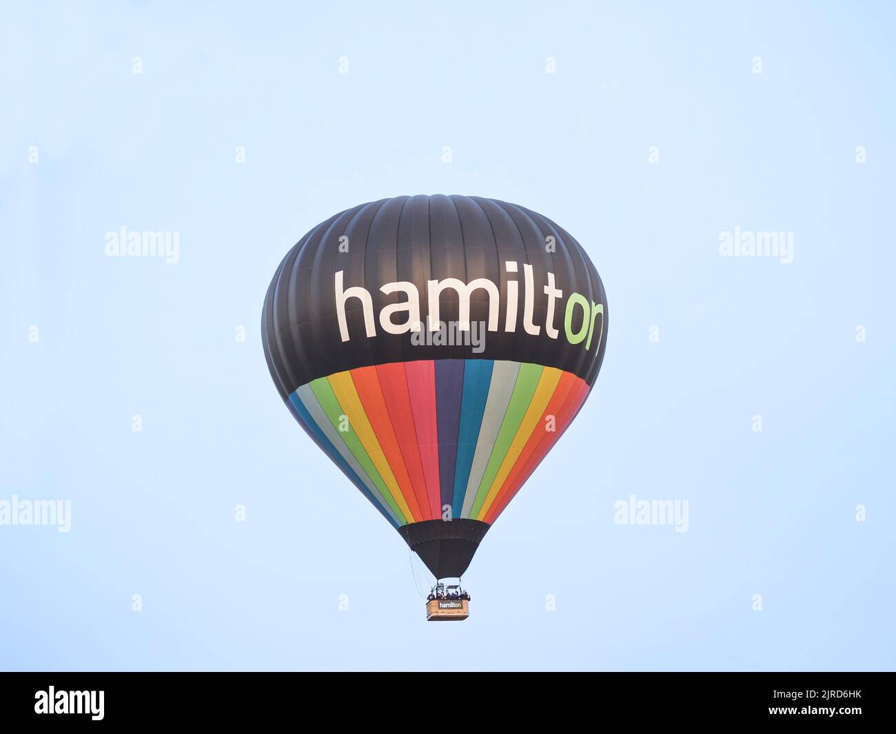 Hamilton Neuseeland - April 12 2008; Heißluftballon fliegt hoch isoliert gegen den Himmel Förderung der Stadt Hamilton Stockfoto