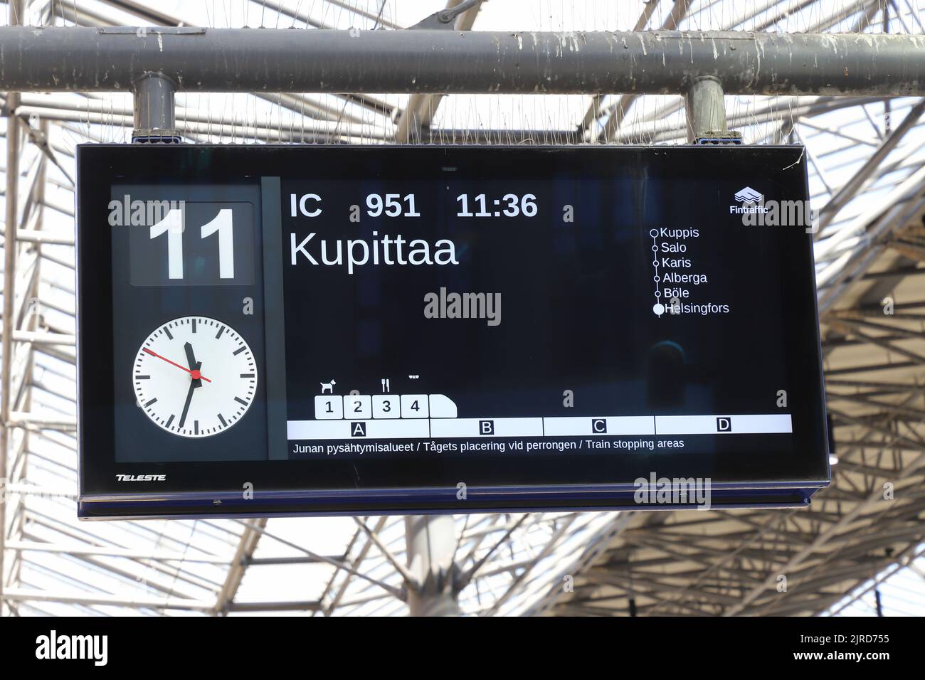 Helsinki, Finnland - 20. August 2022: Hinweisschild zum Bahnsteig auf Gleis 11 mit Abfahrtszeit für den IC-Zug nach Kupitta auf der Helsinki Stockfoto