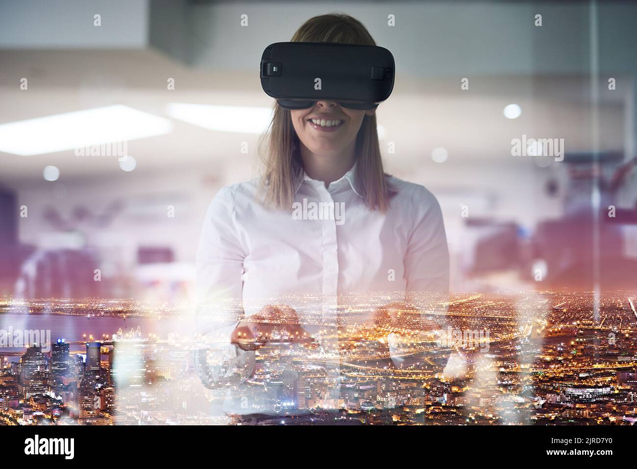 Ihr Unternehmen in einem völlig neuen Licht zu sehen. Mehrfachaufnahme einer jungen Geschäftsfrau, die ein VR-Headset trägt, während sie allein in ihrem Büro arbeitet. Stockfoto