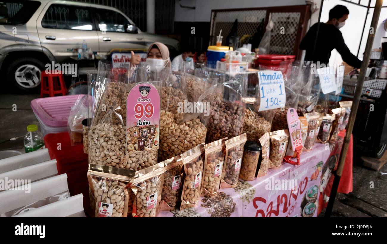 Lady Street Vendor verkauft Nuts Sathorn Bangkok ThailandNahaufnahme Stockfoto