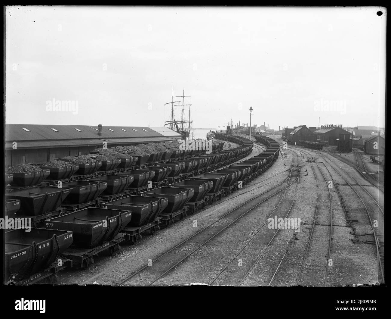 Westport Werfer und Kohlezüge aus den lokalen Minen, die Kohle wartet auf Export., Februar 1912, Westport, von Leslie Adkin. Stockfoto