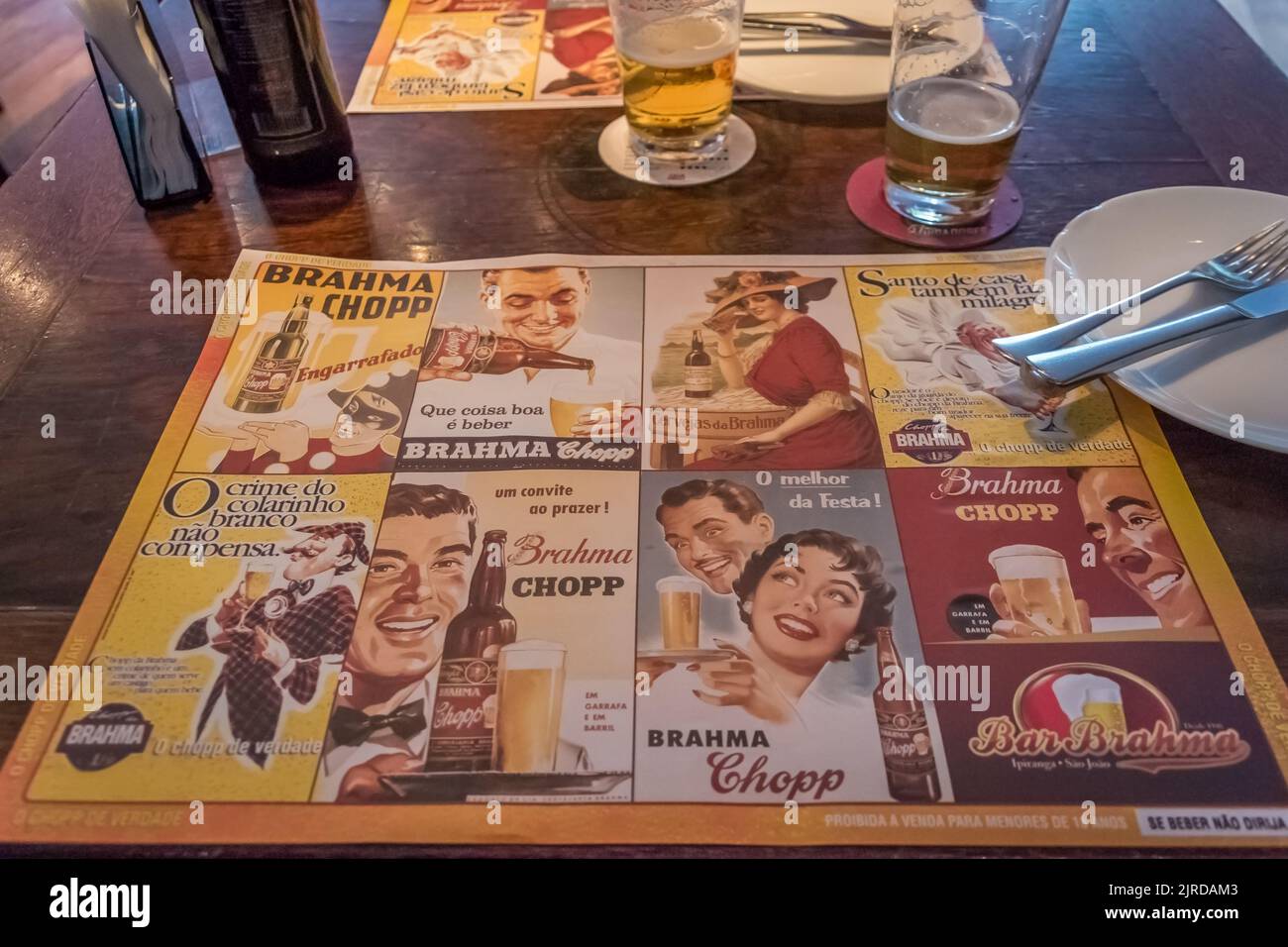 Brahma Bar Papiertischdecke mit klassischer Ikonographie aus den 50er und 60er Jahren. Stockfoto