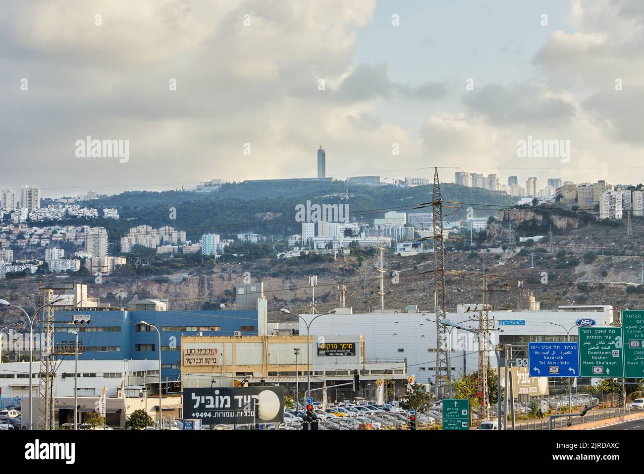 Haifa, Israel - 10. August 2022: Blick auf die Wohngebiete von Haifa und die Universität auf dem Berg. Stockfoto