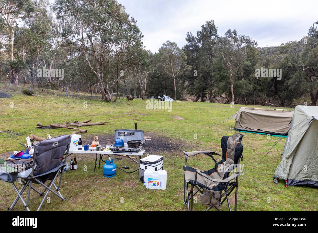 Australien Campingplatz mit Zelten und Stühlen, Abercrombie River Nationalpark, NSW, Australien Stockfoto