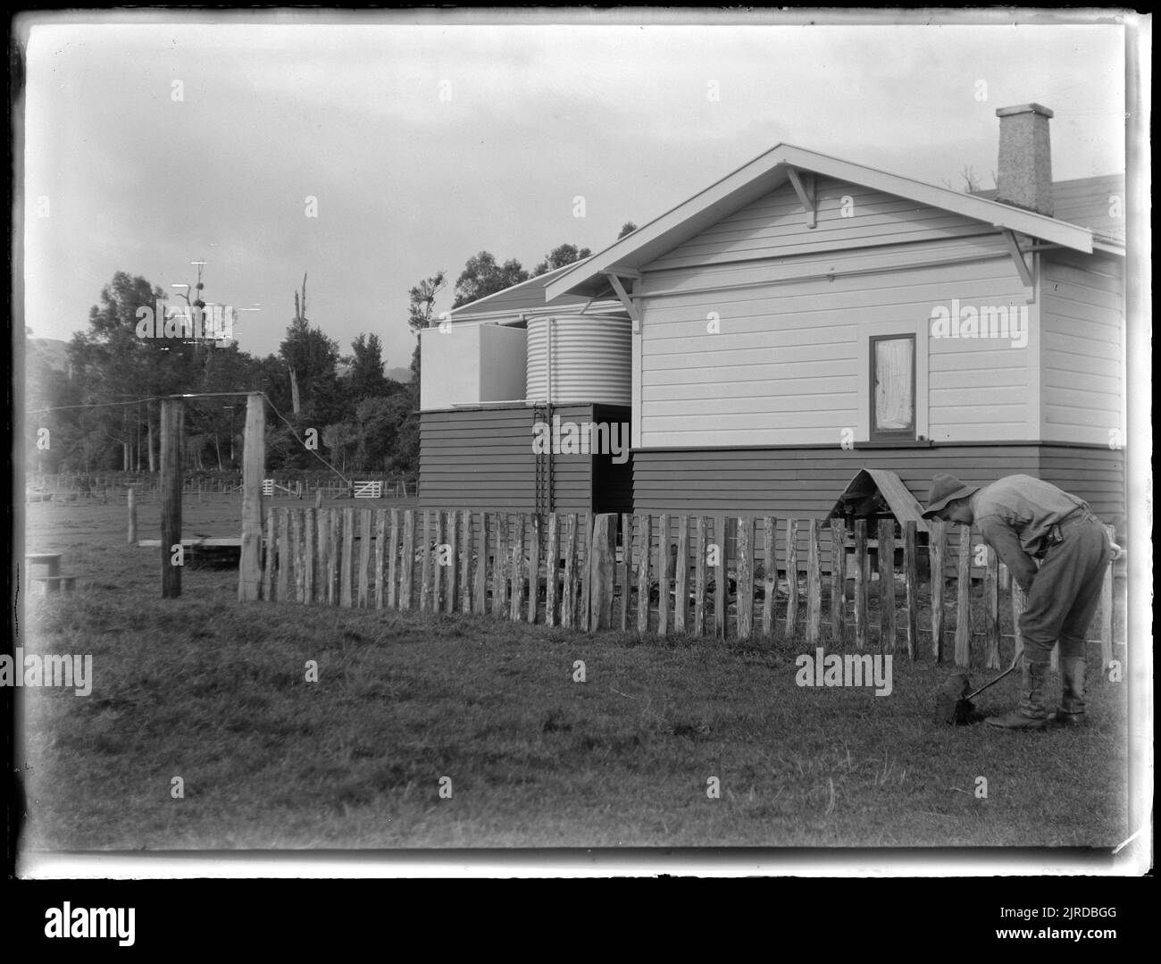 Den ersten Spatenstich im Küchengarten drehen , 12. August 1916, Levin, von Leslie Adkin. Schenkung des Gutsbesitzes der Familie G. L. Adkin, 1964. Stockfoto