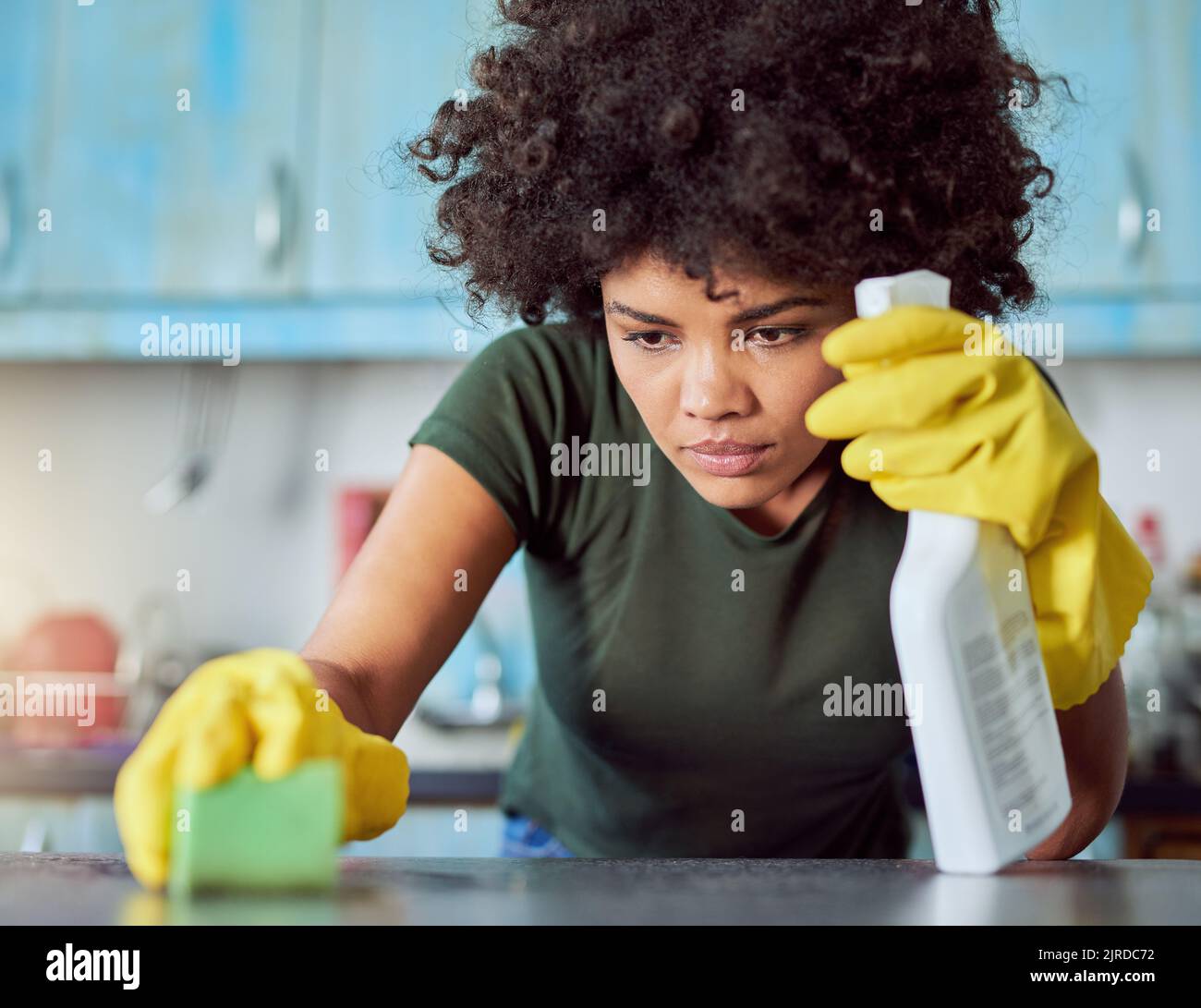 Ich vermisste einen Platz. Eine attraktive junge Frau mit gelben Handschuhen, die ihr Zuhause putzte. Stockfoto