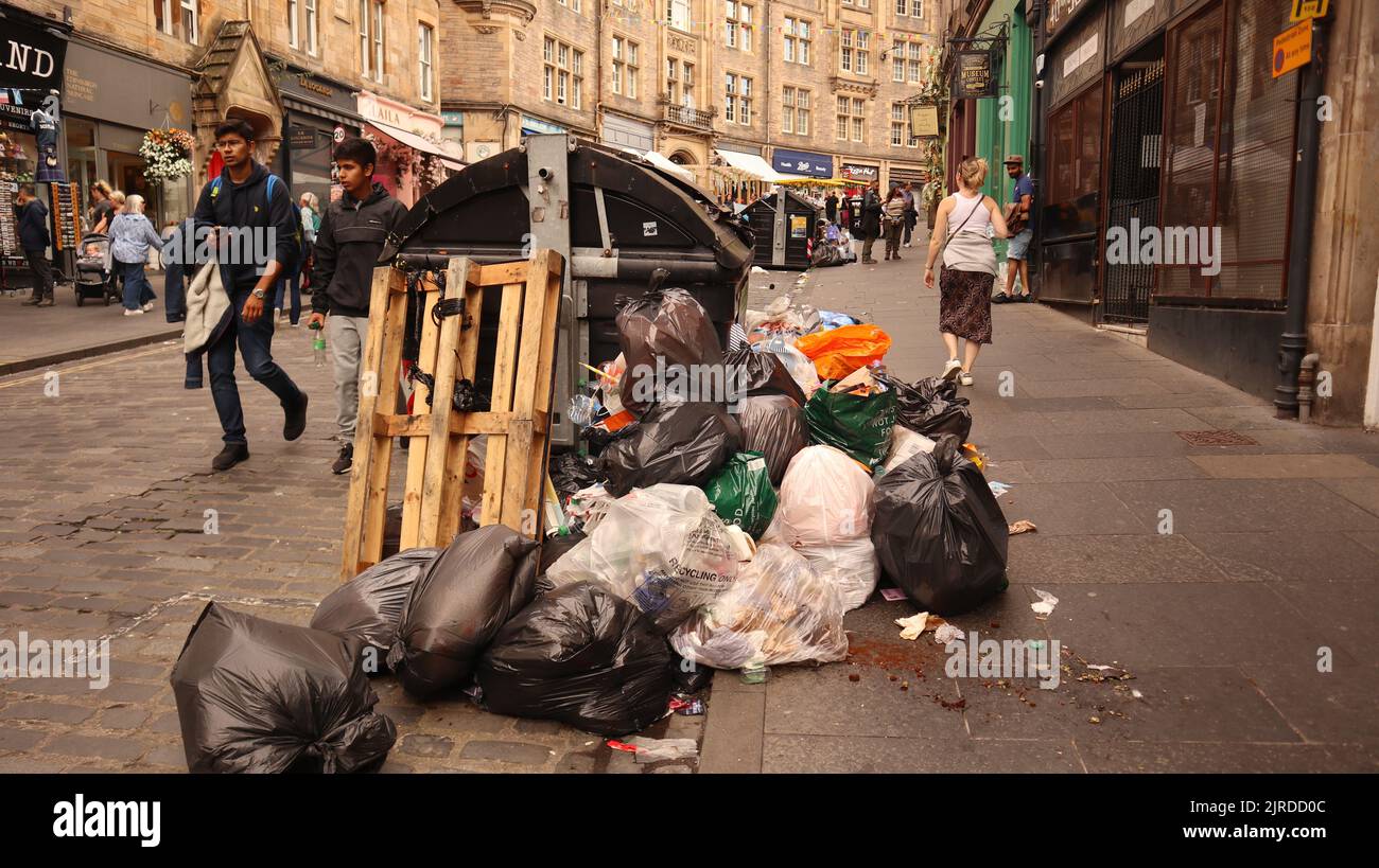 Edinburgh, Schottland, Großbritannien 23.. August 2022. Edinburgh Straßen übersät mit Müll während des Edinburgh Festivals ©GedNoonan/Alamy Stockfoto