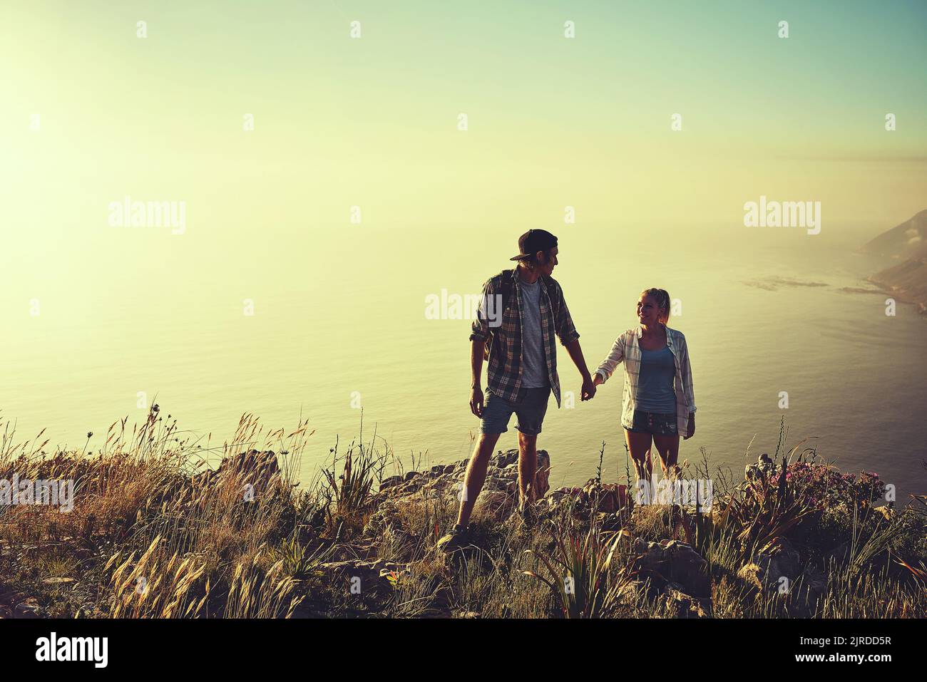 Beide haben abenteuerliche Geister. Ein liebevolles junges Paar verbindet sich während einer gemeinsamen Wanderung. Stockfoto