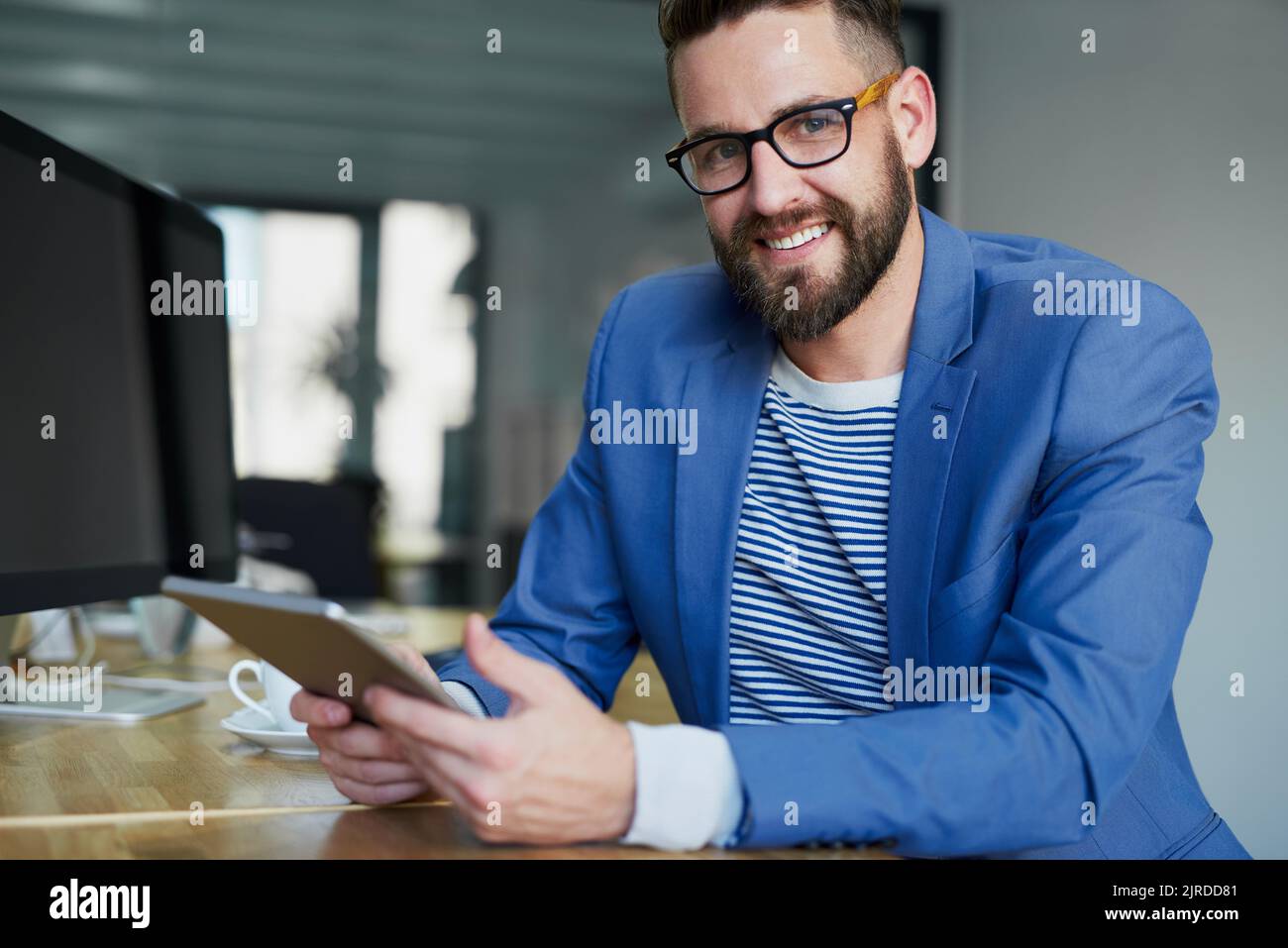 Kreatives Vertrauen. Porträt eines jungen Geschäftsmannes, der in einem Büro an einem digitalen Tablet arbeitet. Stockfoto