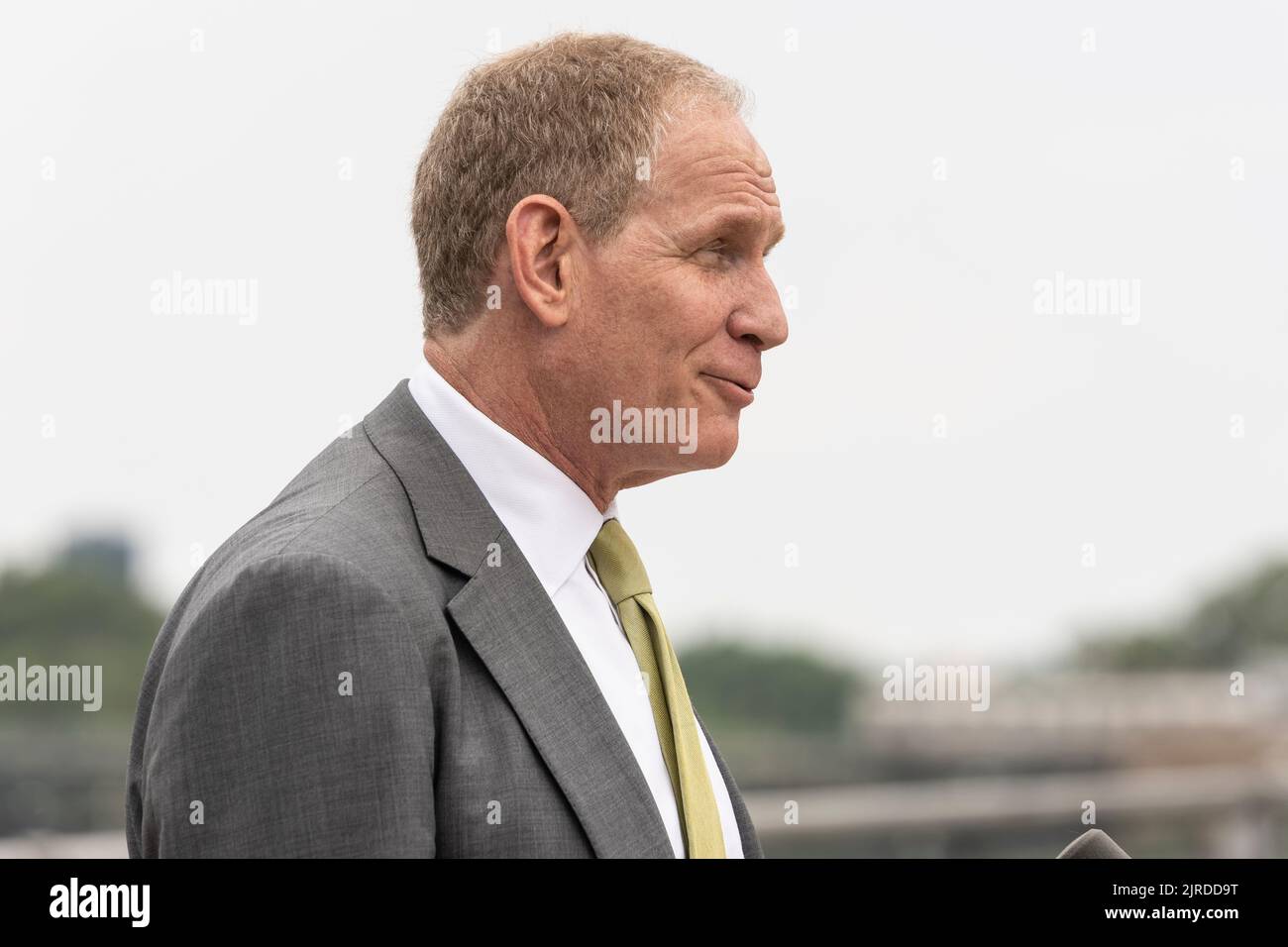 New York, NY - 23. August 2022: Janno lieber, MTA-Vorsitzender und CEO, spricht während der Pressekonferenz von MTA-Führung und USTA auf der Mets-Willets Point LIRR Station Stockfoto