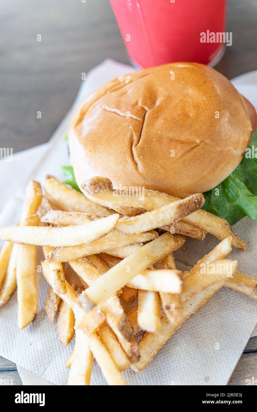 Burger und Pommes mit einem eiskalten Cola-Getränk serviert Stockfoto