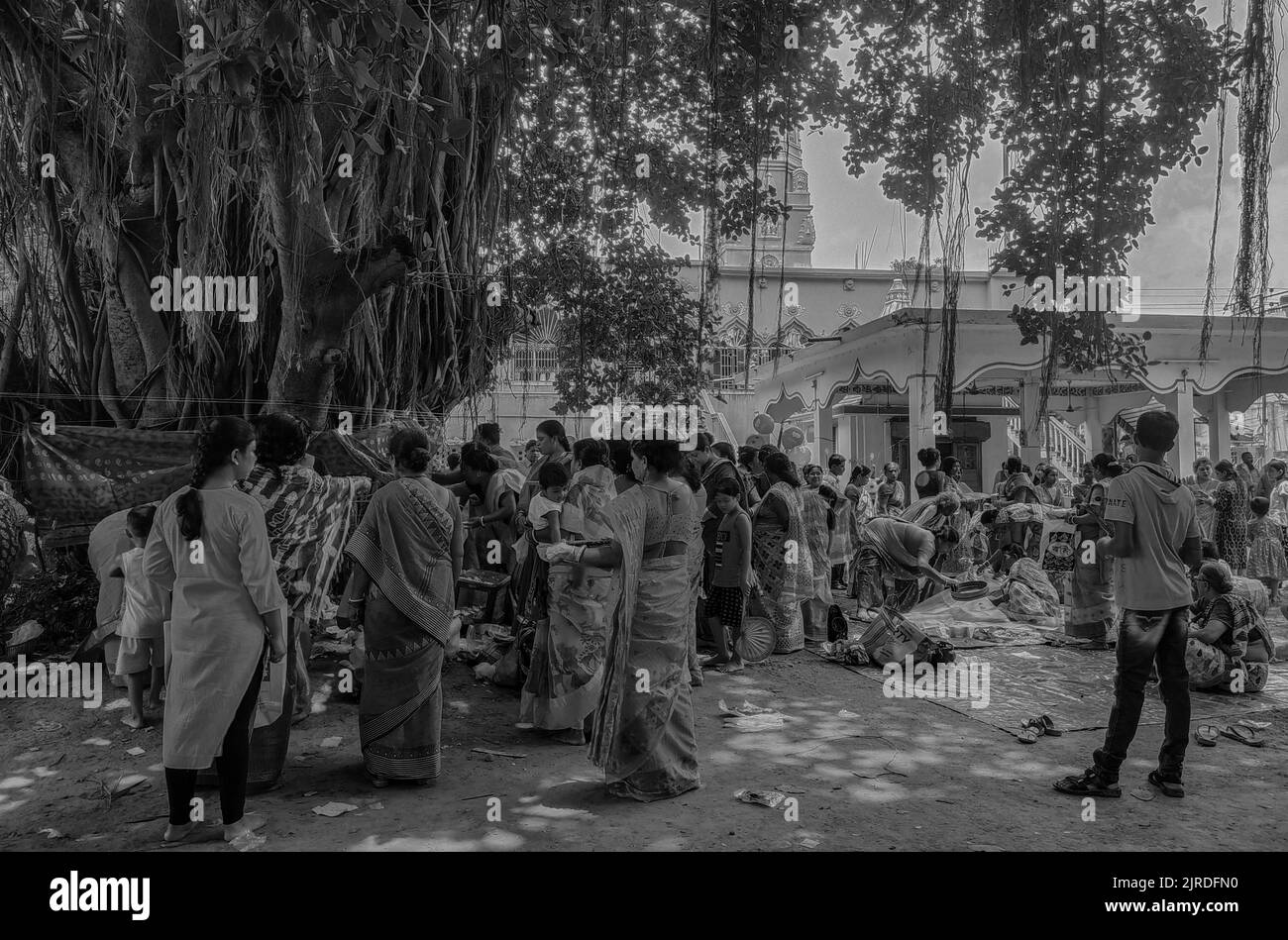 Eine Gruppe von Hindu-Menschen versammelten sich um einen banyan-Baum in einem Tempel, um in Indien Rituale durchzuführen Stockfoto
