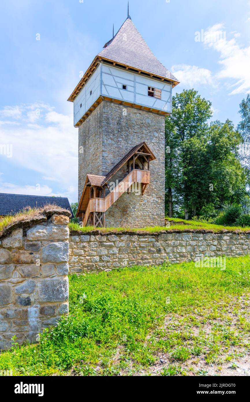 Mittelalterliche gotische Festung mit renoviertem Turm Stockfoto