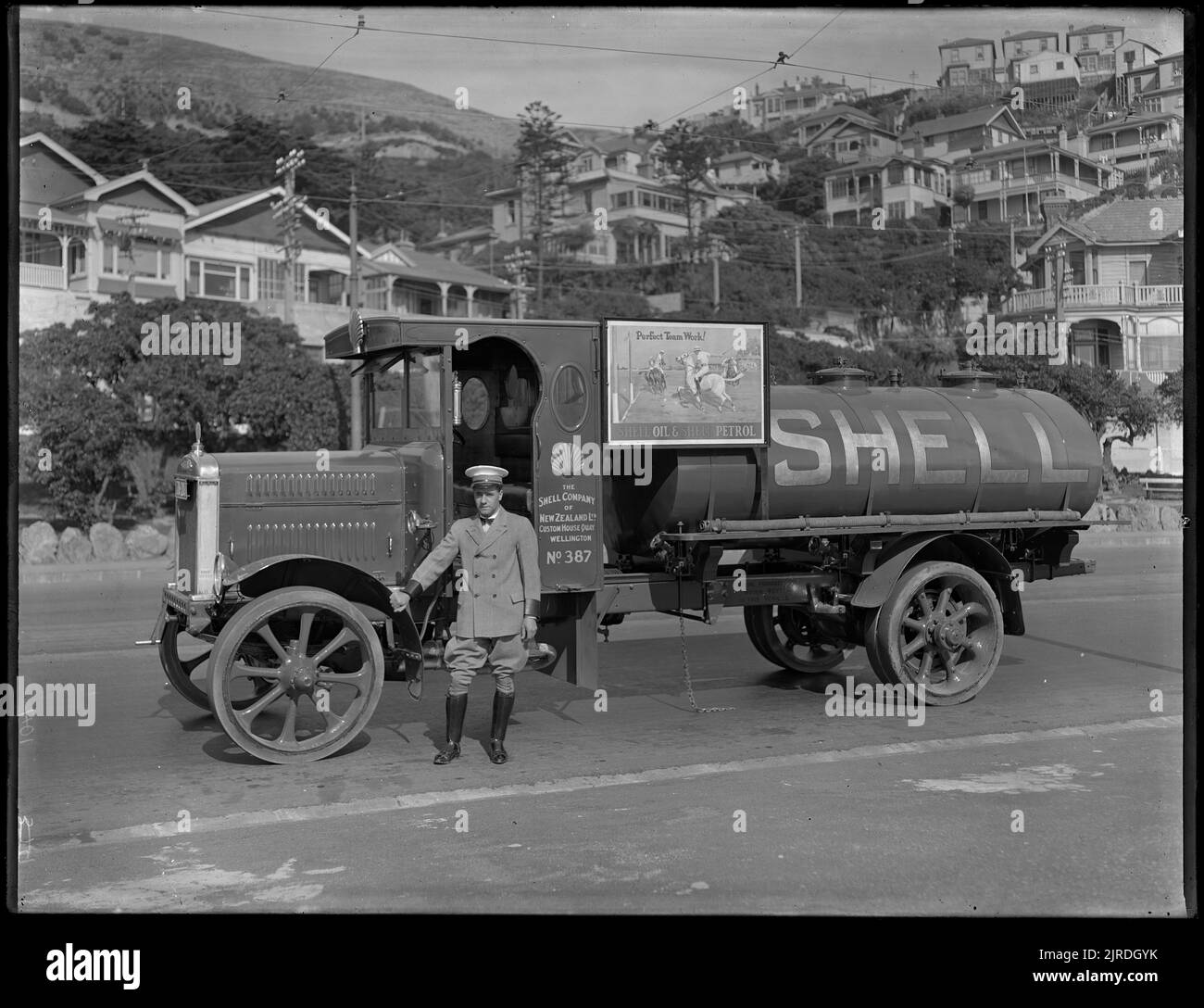 Shell Benzintanker, Oriental Bay, um 1925, Wellington, von Gordon Burt, Gordon H. Burt Ltd Stockfoto