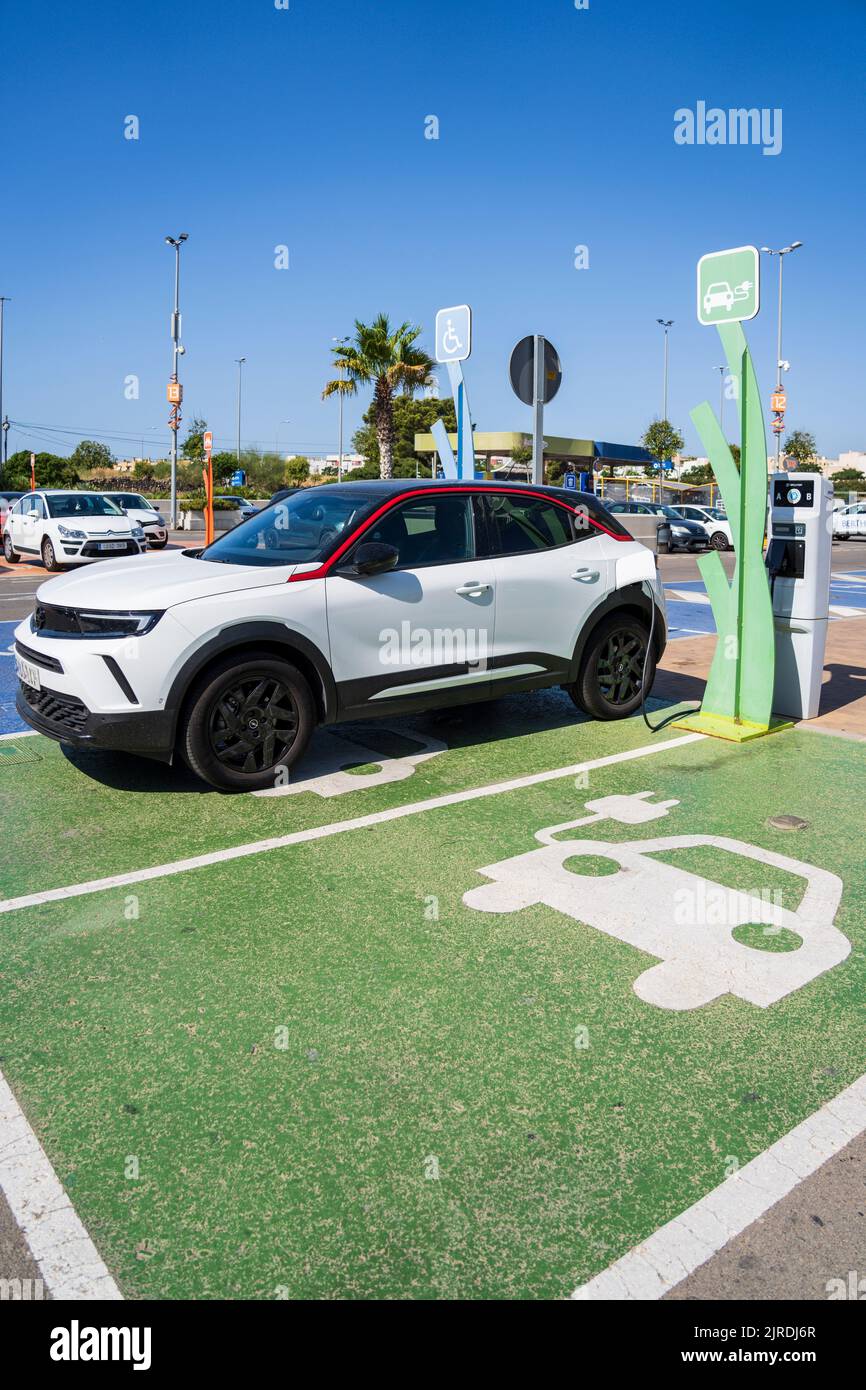 Symbol für die Ladestation für Elektroautos und Kfz-Ladefunktion, Palma, Mallorca, spanien Stockfoto