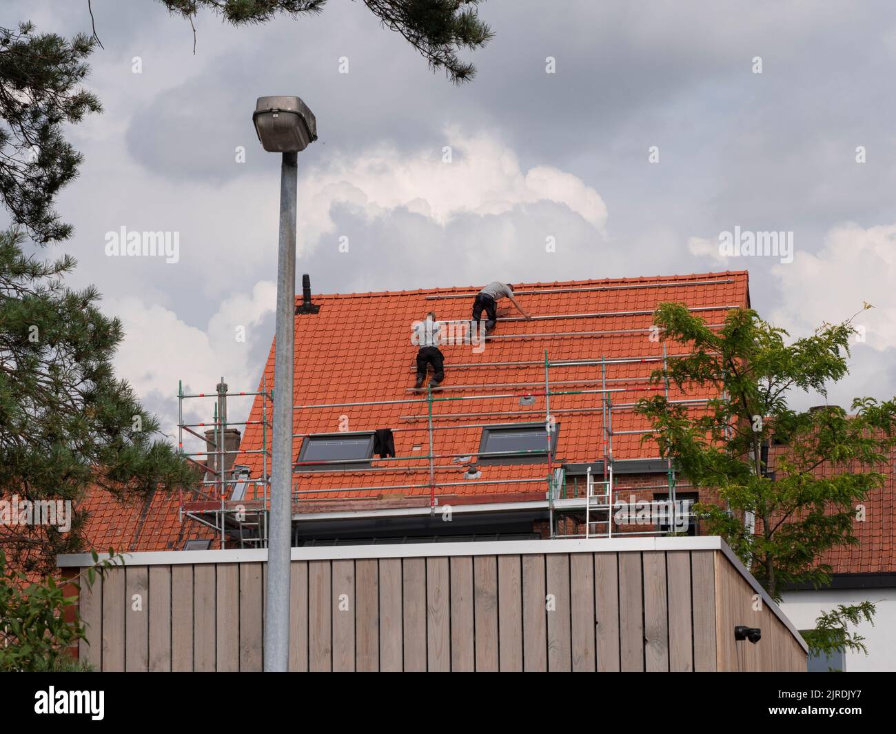 Sint Gillis Waas, Belgien, 15. August 2022, zwei Dachdecker setzten den Stahlrahmen auf ein neues Dach für die Solarmodule Stockfoto
